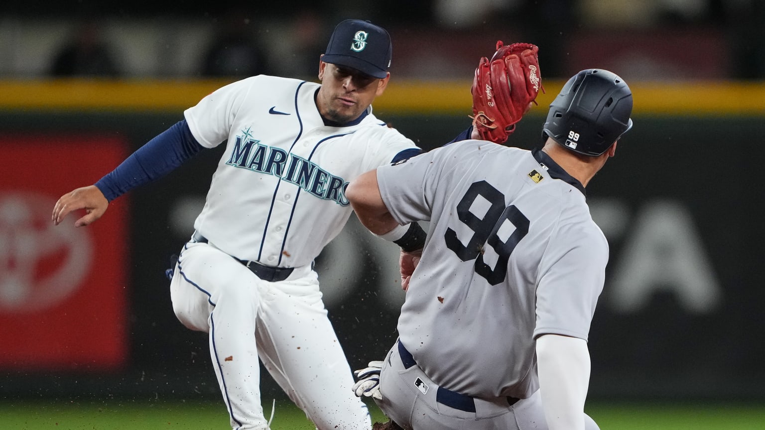 Cal Raleigh nabs Aaron Judge trying to steal second | 04/01/2026 | MLB.com