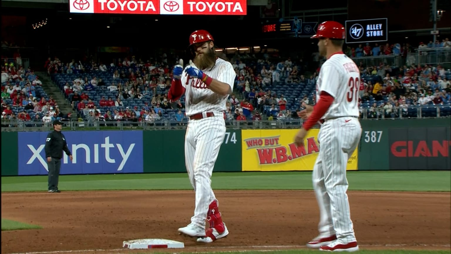 Marsh's single for Phillies' 10th hit of the game 04/11/2023