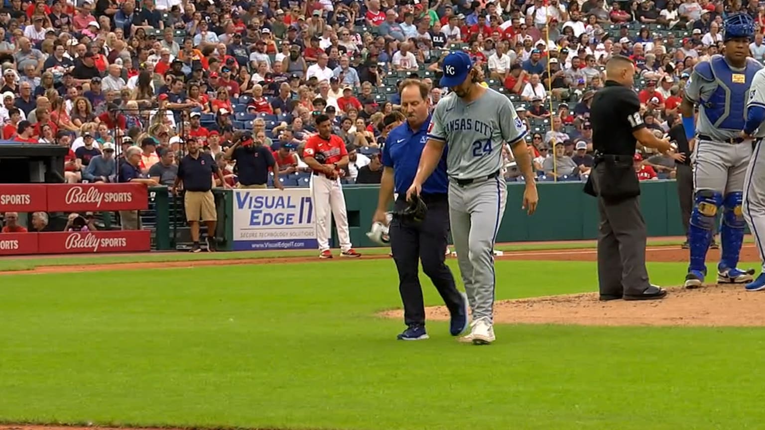 Lorenzen sale del juego por lesión 27/08/2024 Los Reales de Kansas City