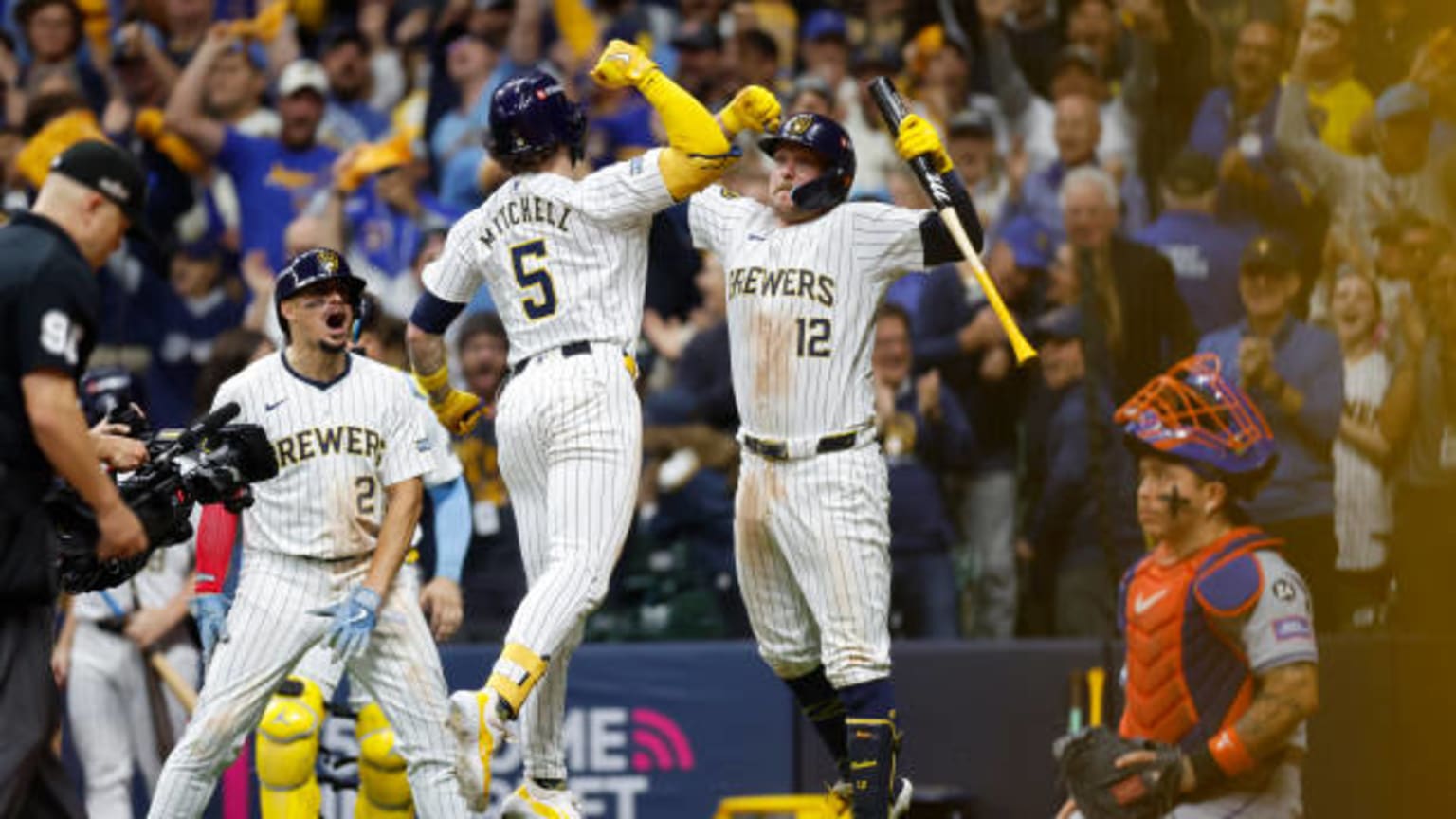 Brewers take the lead with three runs in the 8th