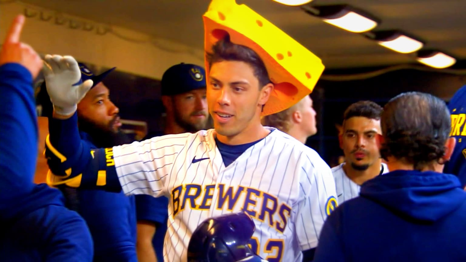 Brewers celebrate home runs with giant cheesehead 06/25/2023