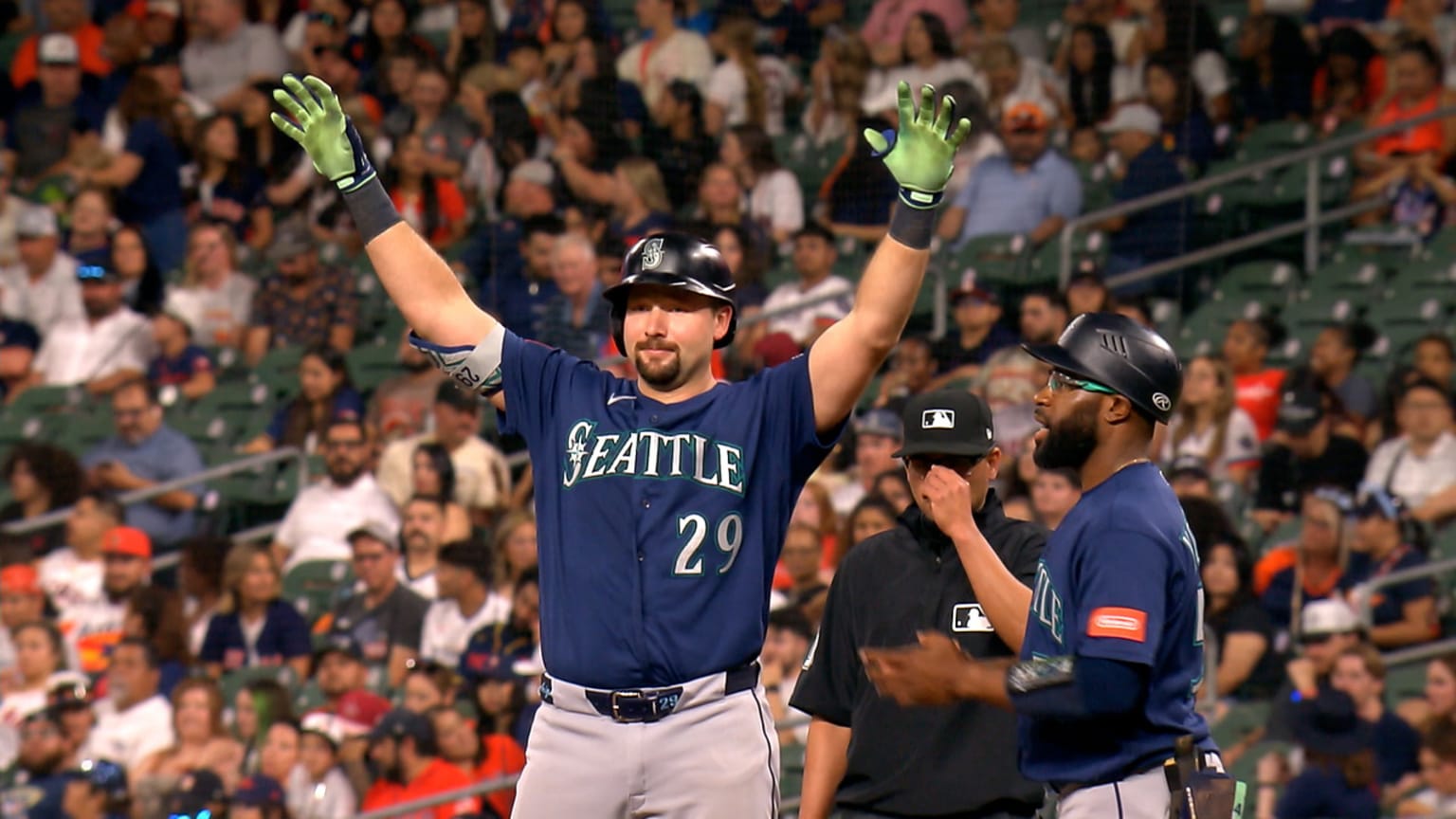 Cal Raleigh breaks his 0-for-38 stretch with single | 05/12/2026 ...