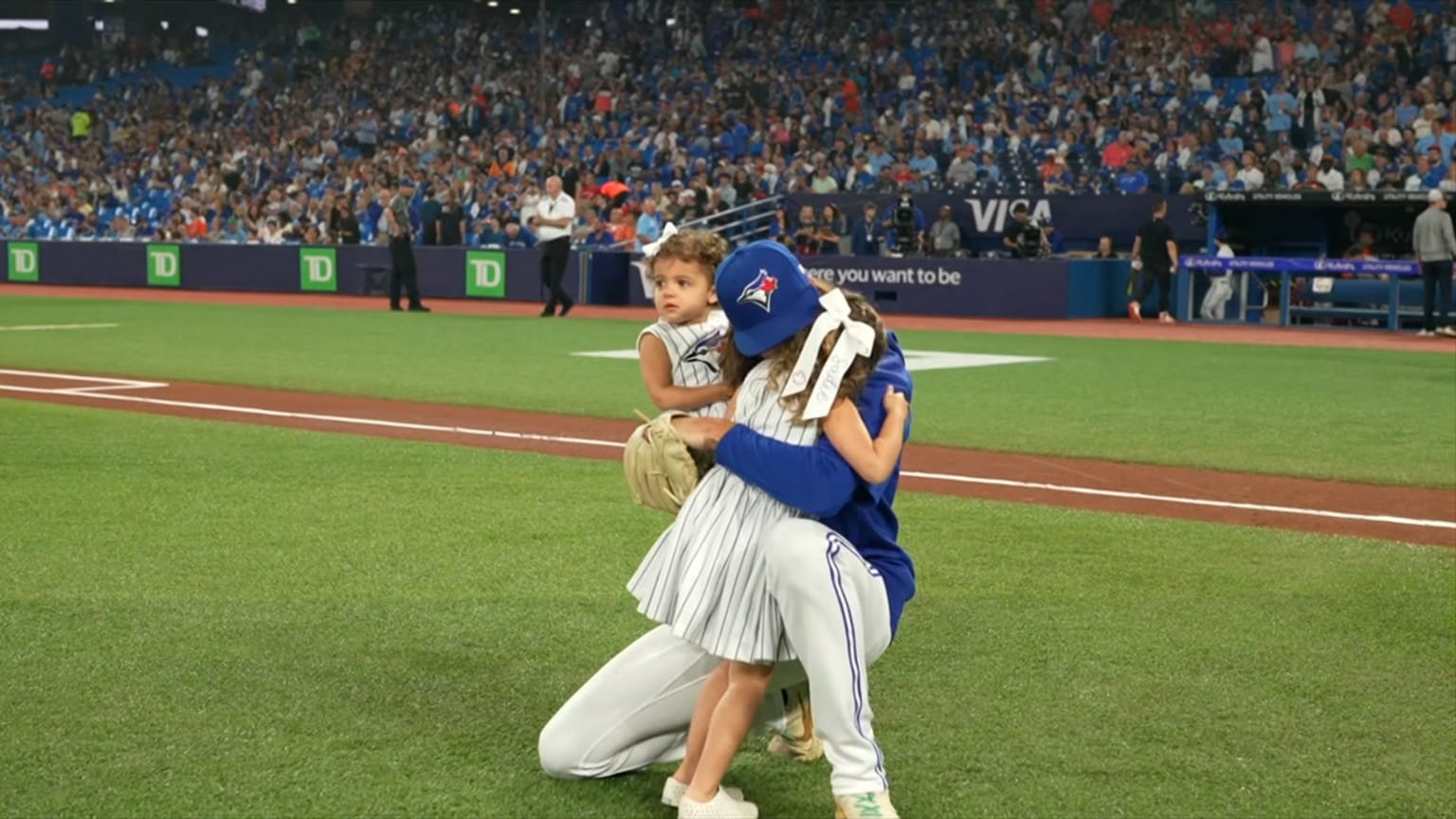 Kevin Gausman's daughter throws out the first pitch 06/28/2023