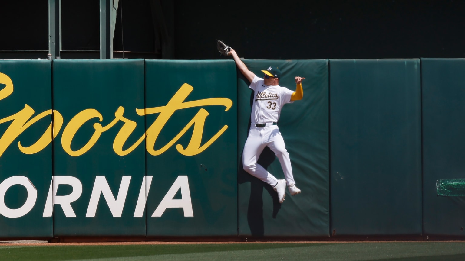 JJ Bleday&rsquo;s home run-robbing catch | 03/30/2024 | Athletics