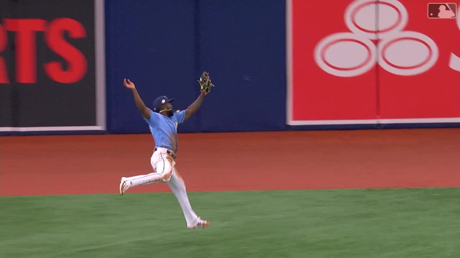 Randy Arozarena races in left to make leaping catch | 04/09/2023 ...