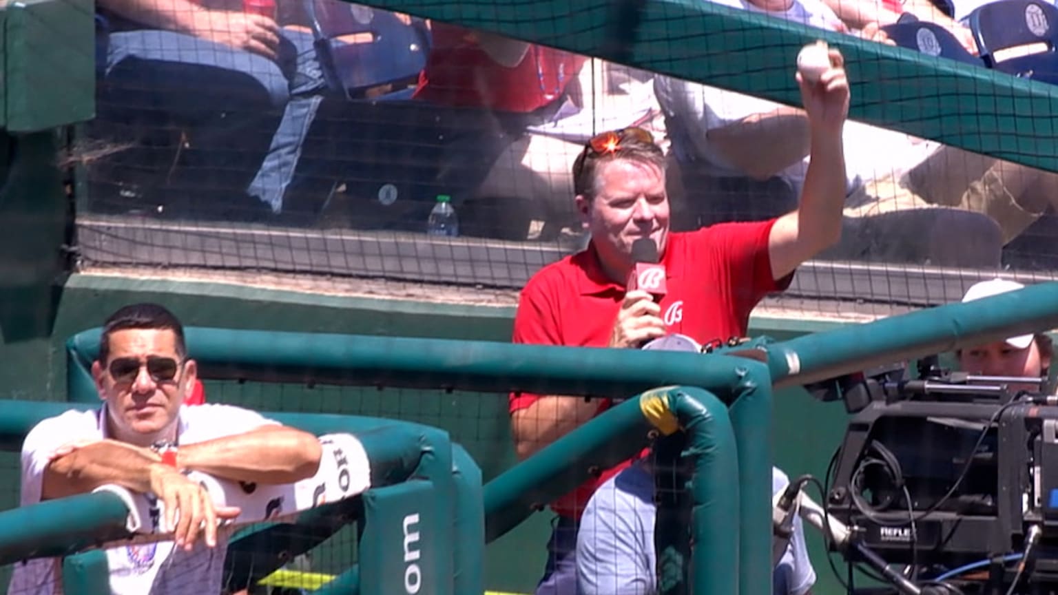 Reds sideline reporter catches foul ball in the 3rd | 07/04/2023 ...