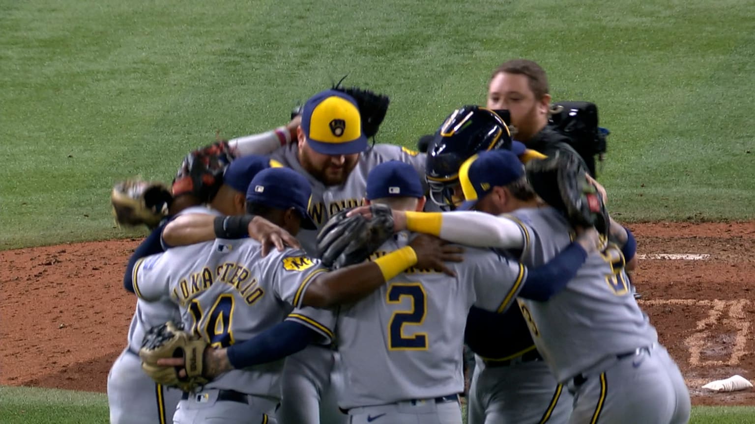Tellez helps Brewers seal 2023 postseason berth 09/22/2023