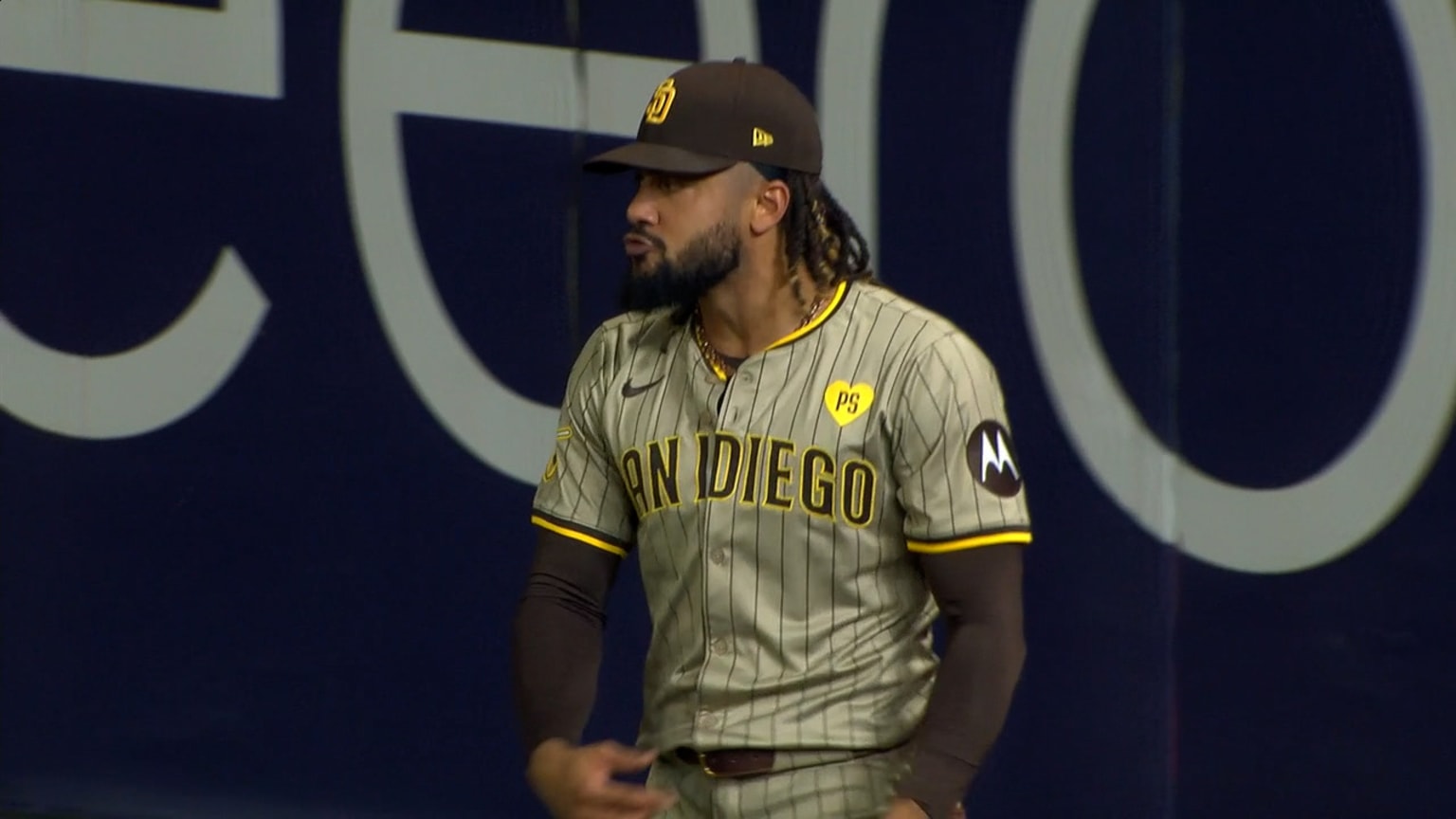 Fernando Tatis Jr.'s incredible home run robbery | 09/11/2024 | MLB.com