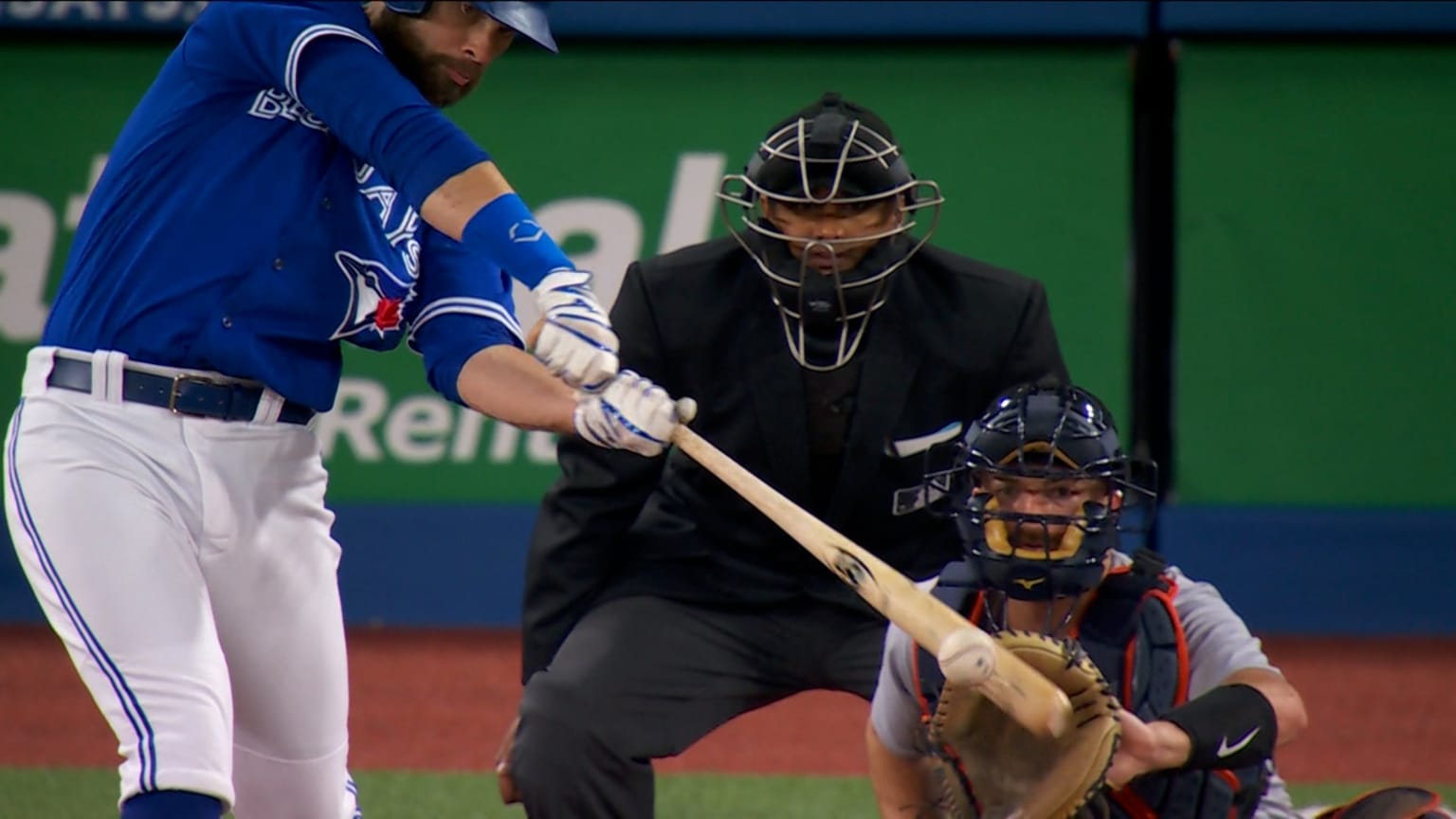 Brandon Belt grounds a RBI single to right field | 04/11/2023 | Toronto ...