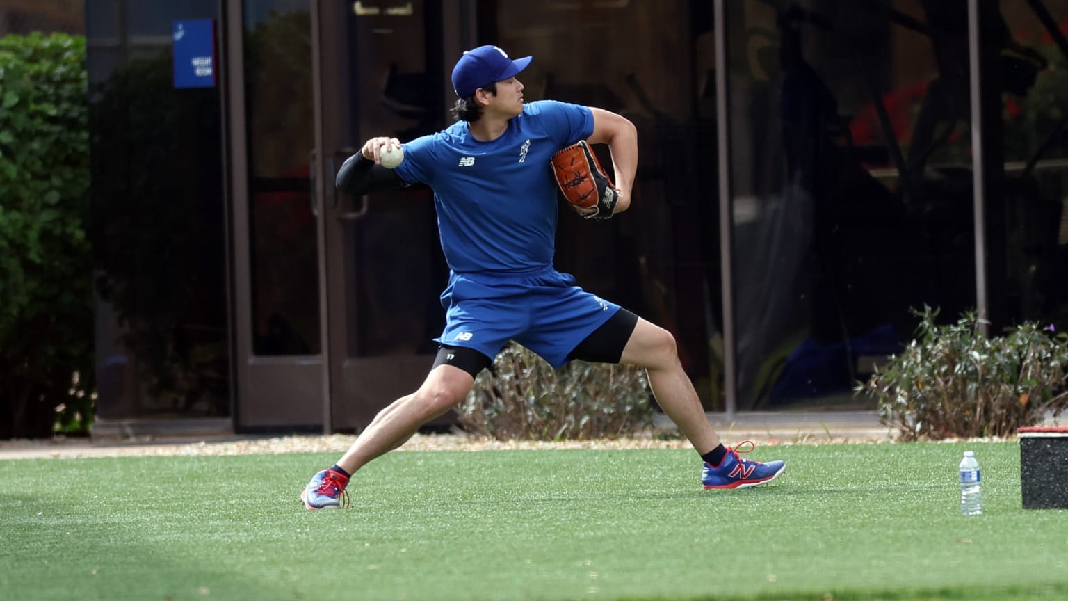 Shohei Ohtani throwing in outfield at spring camp | 02/11/2026 | Los ...