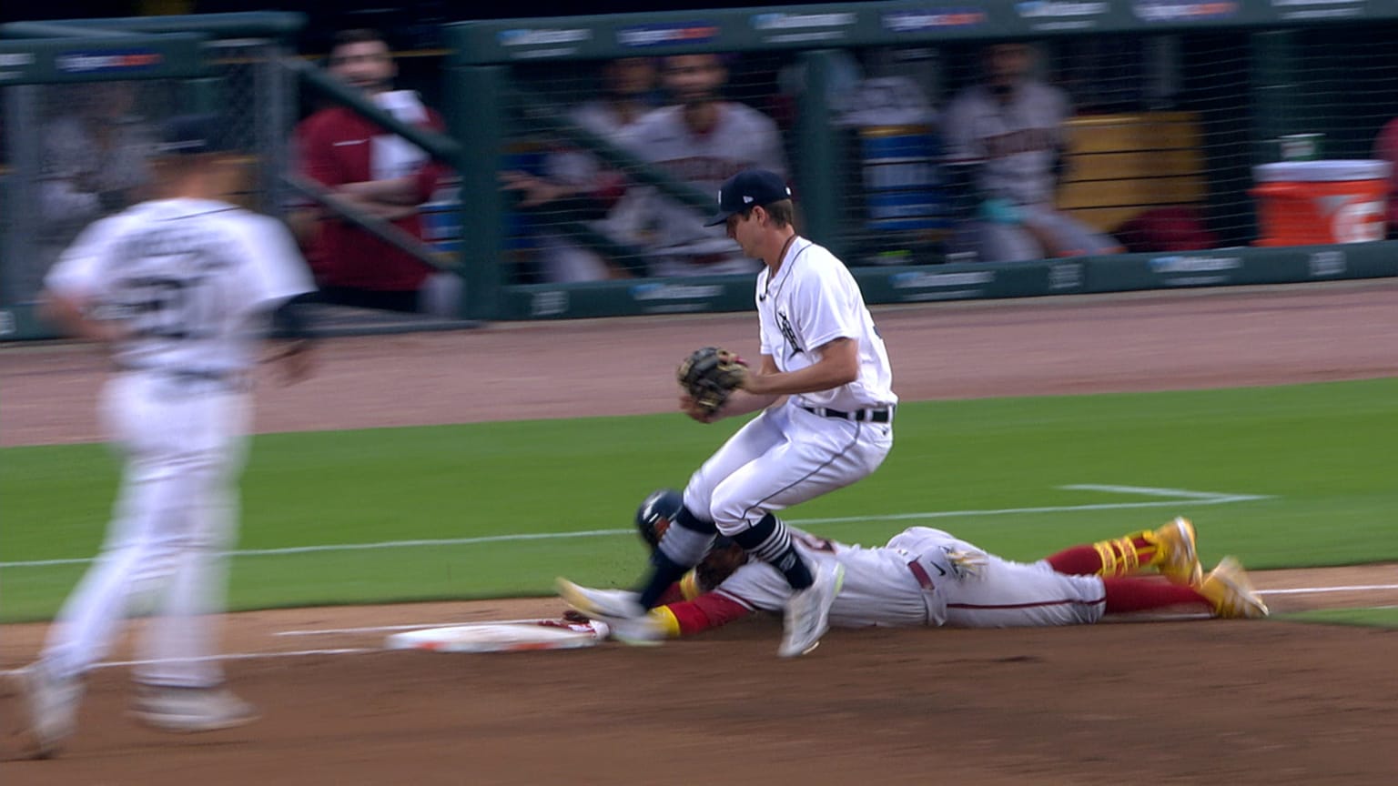 Geraldo perdomo reaches with a single after review 06 09 2023 san