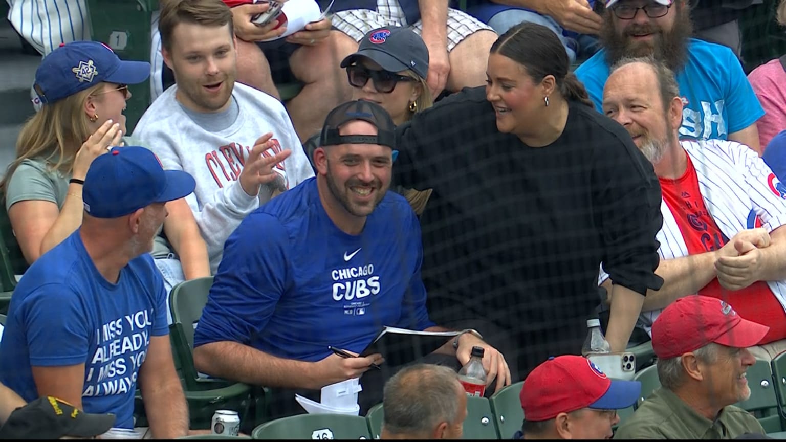 Cubs fan makes great one-handed catch