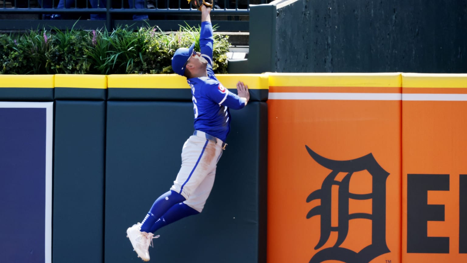 adam-frazier-robs-homer-completes-double-play-04-26-2024-kansas