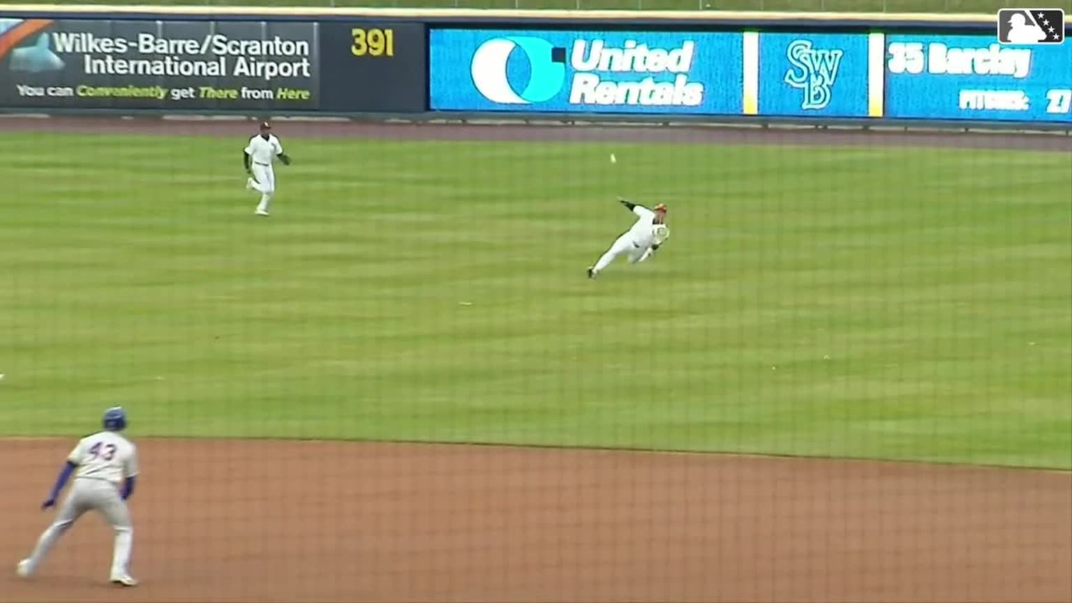 Everson Pereira makes a smooth sliding grab 04/04/2024