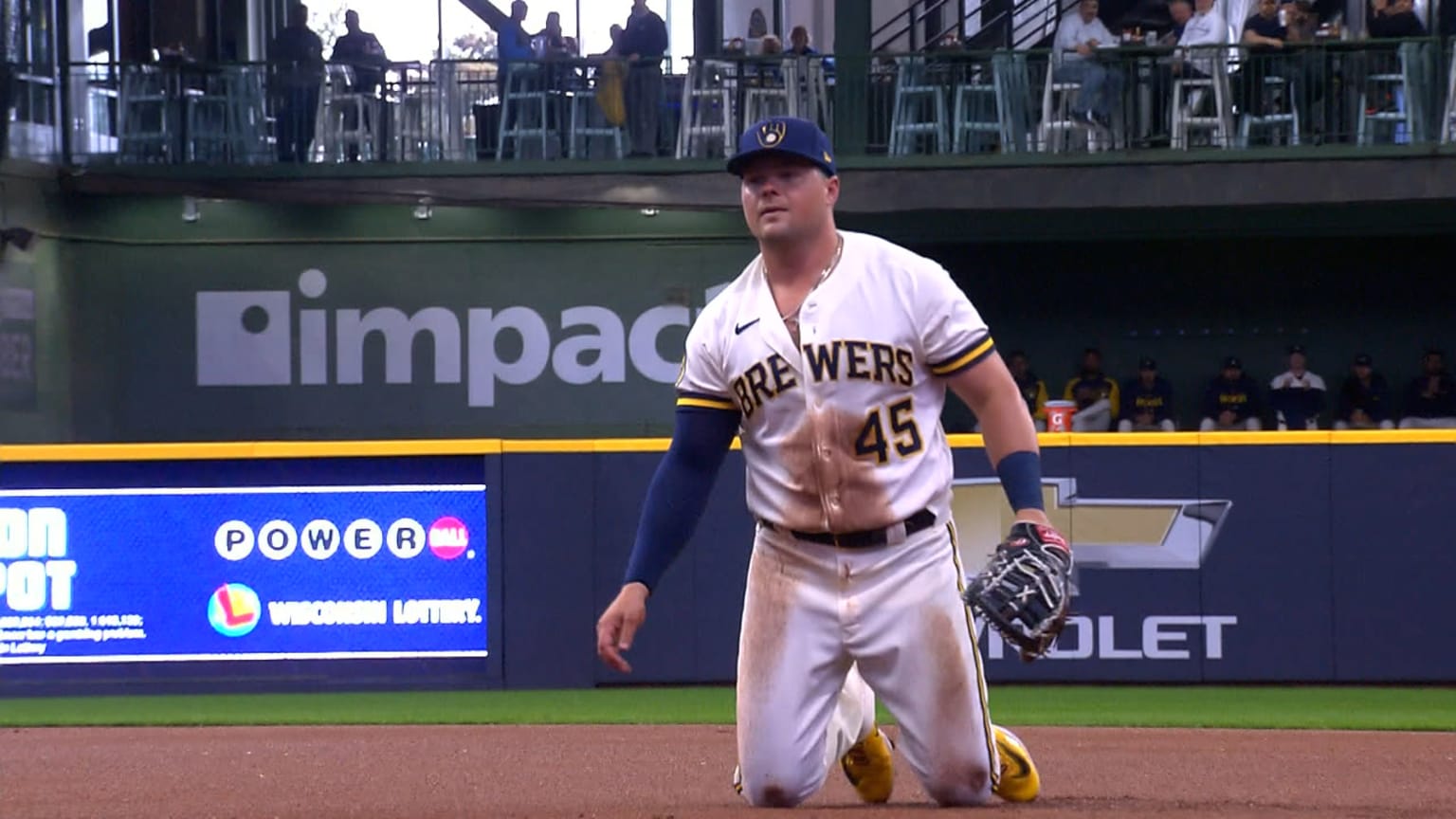 Luke Voit's diving stop at first base | 04/05/2023 | Milwaukee Brewers