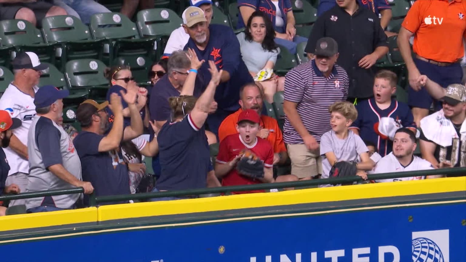 Angels fan catches Zach Neto's home run | 03/27/2026 | Los Angeles Angels
