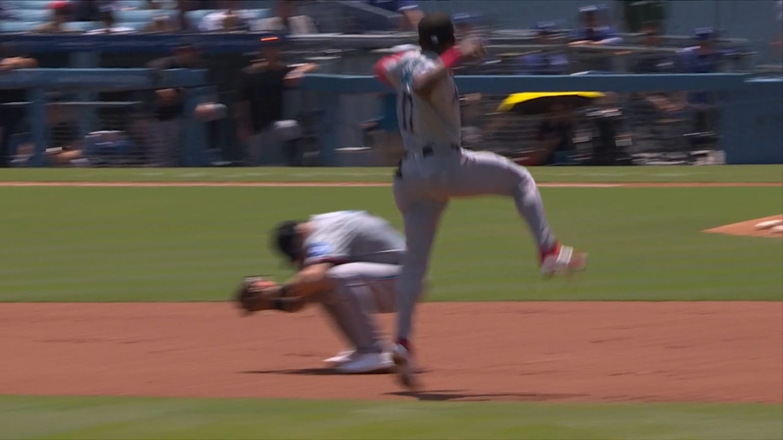 Vidal Bruján saca un tremendo out 08/05/2024 Los Marlins de Miami