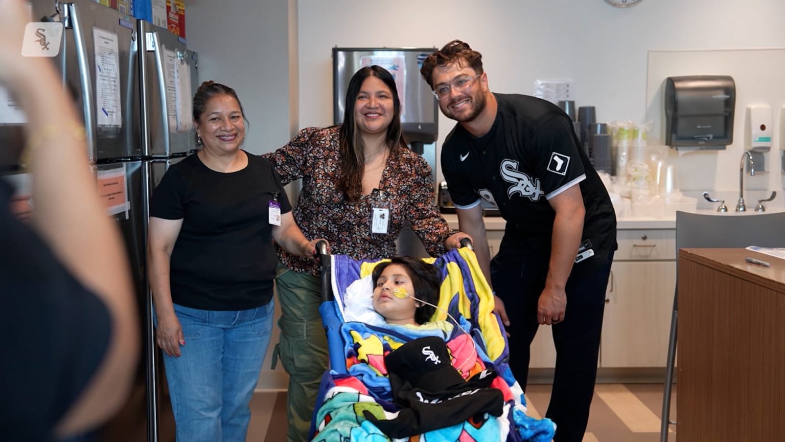 Anthony Kay visits children's hospital in Chicago | 08/26/2026 | MLB.com