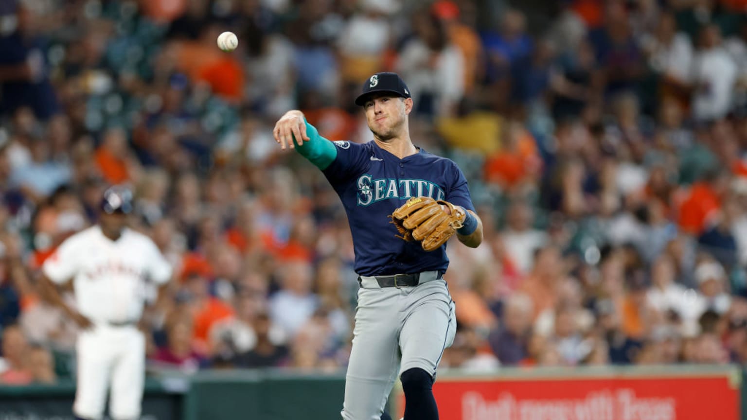 Dylan Moore wins first Gold Glove Award 11/04/2024