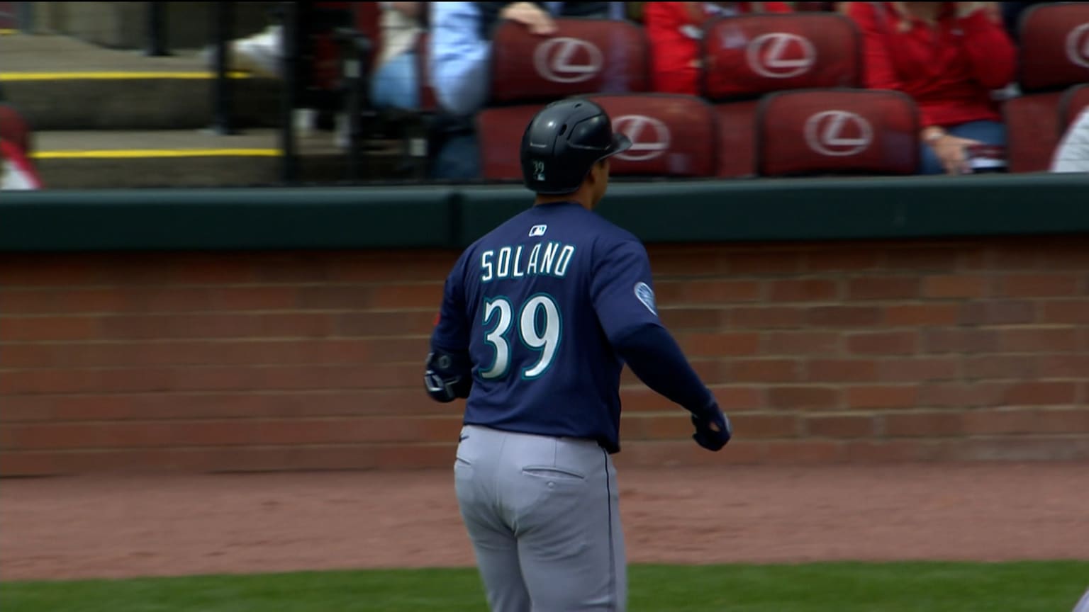 Donovan Solano trae con sac fly