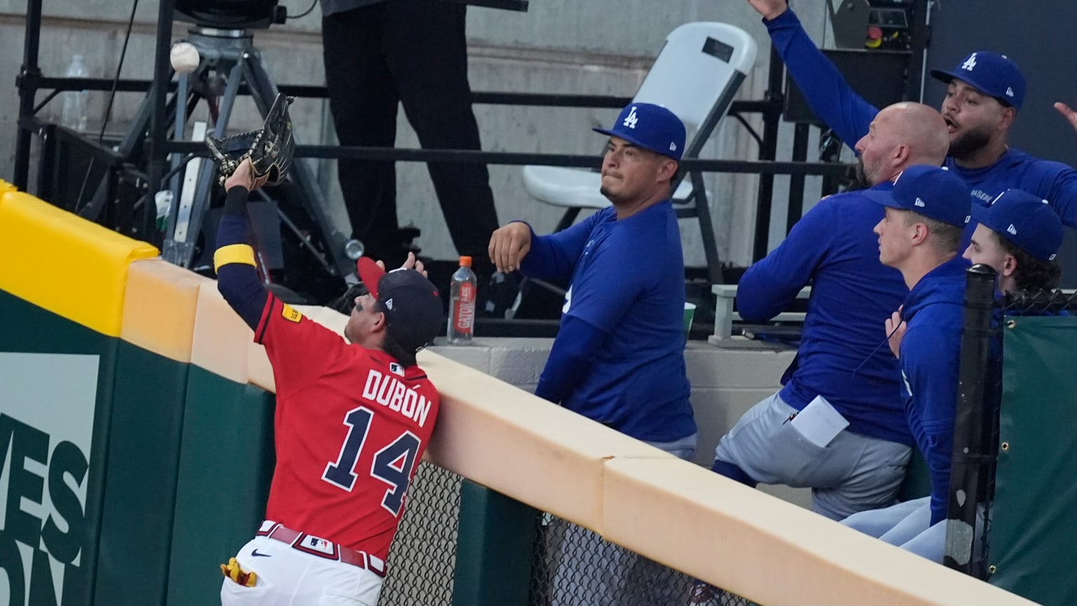 Mauricio Dubón's insane home run robbery | 10/06/2026 | MLB.com