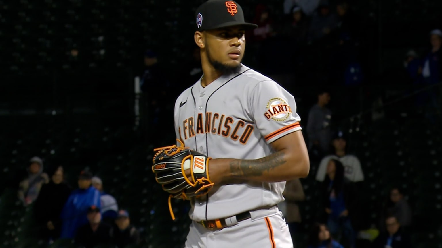 Giants' double duty: Two Flores HRs, two Doval saves, 2 wins