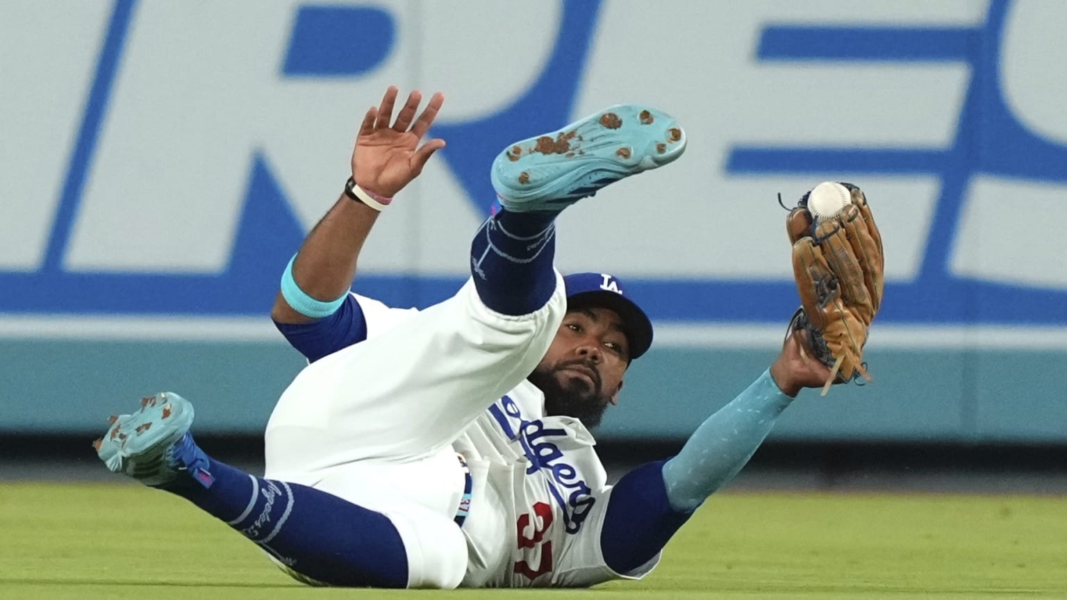 Teoscar Hernández makes a snow cone grab after review | 08/29/2025