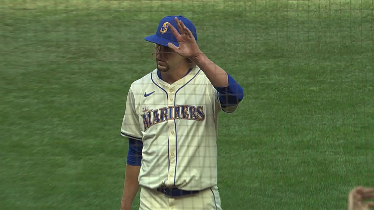 Logan Gilbert's perfect game bid ends in 6th 09/29/2024 Seattle