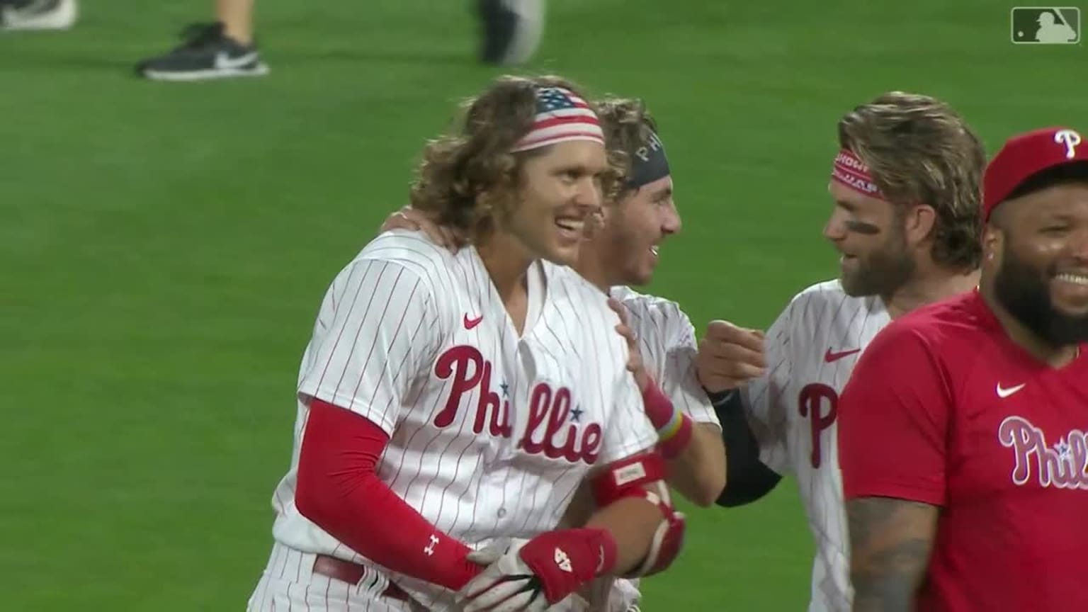 Alec Bohm lines a walkoff single to left field 07/25/2023