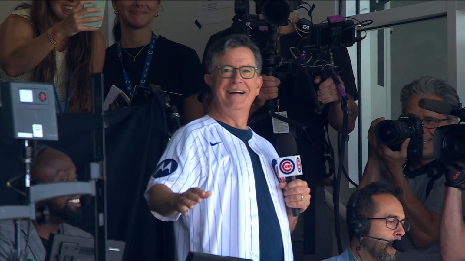 Stephen Colbert sings during 7thinning stretch 08/16/2024 Chicago Cubs