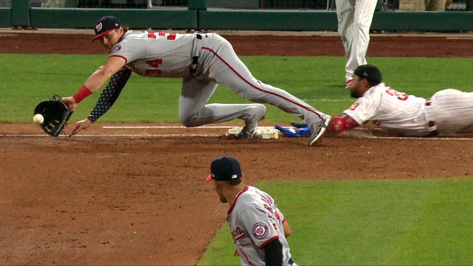 Edmundo Sosa beats the throw after overturned call | 09/10/2022