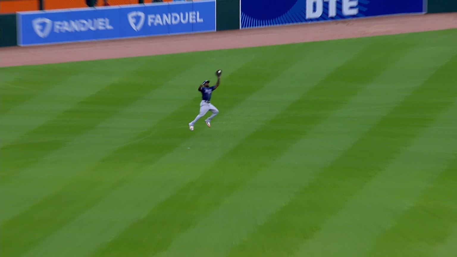 Randy Arozarena makes a great catch, throw for the DP | 08/06/2023