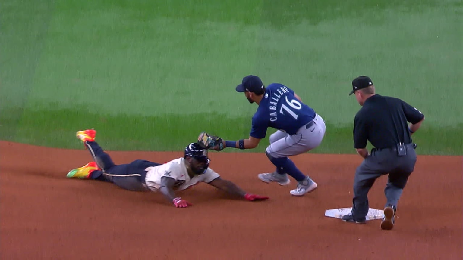 Cal Raleigh catches García trying to steal second | 09/23/2023 ...