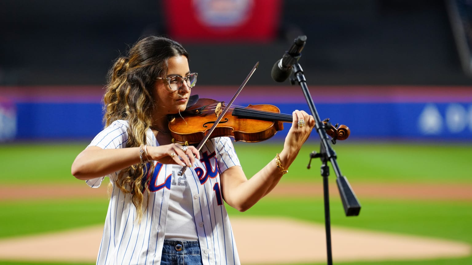 Katia Lindor performs the national anthem on a violin | 09/16/2025 ...