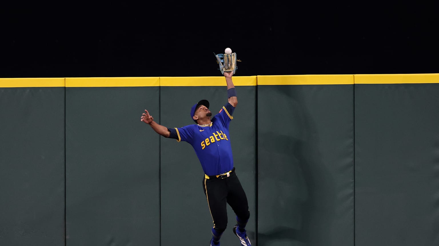 Julio Rodríguez's jumping catch | 09/25/2025 | Seattle Mariners