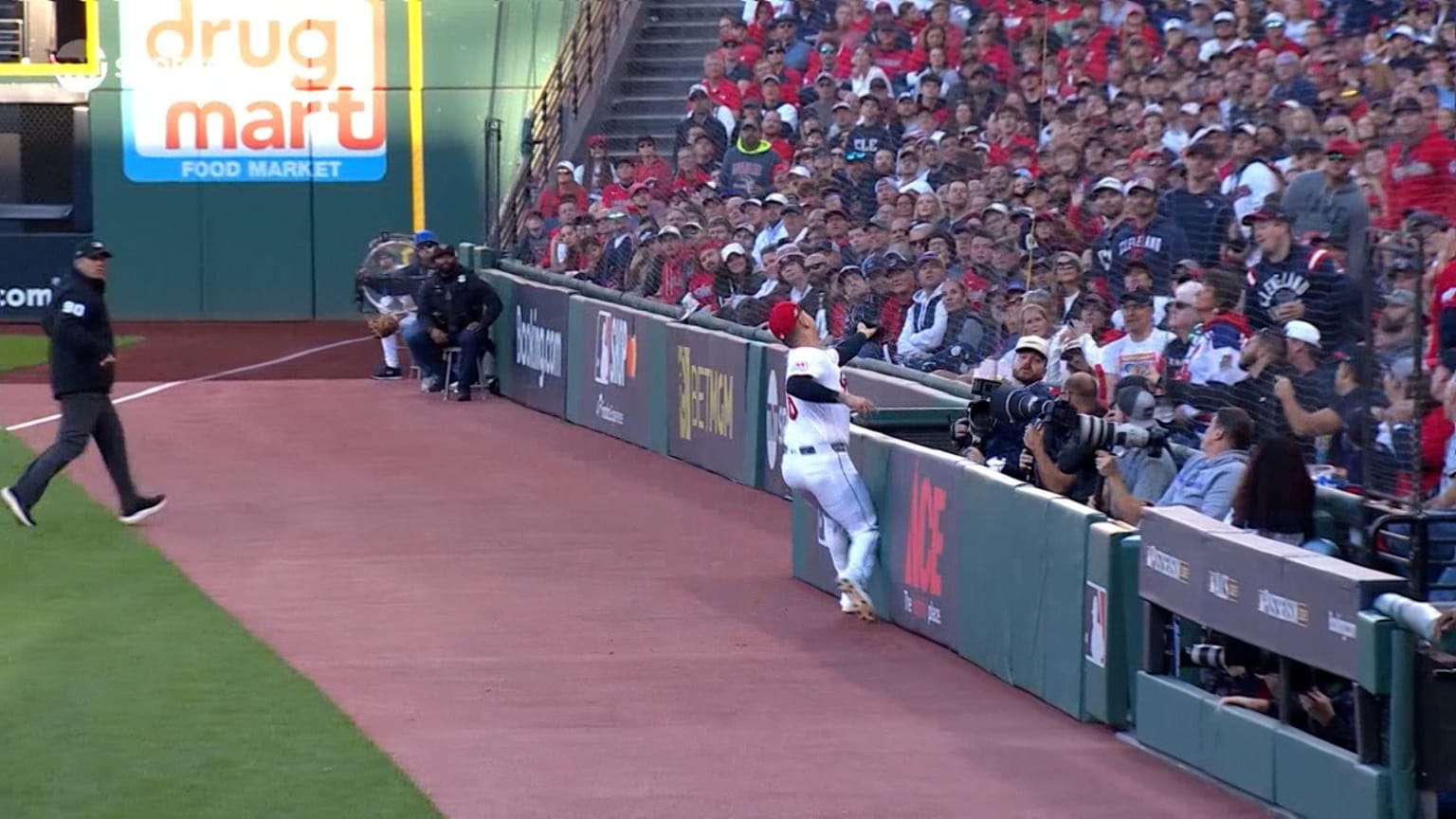 Nathaniel Lowe's sweet catch in foul territory | 10/18/2026 | Chicago Cubs