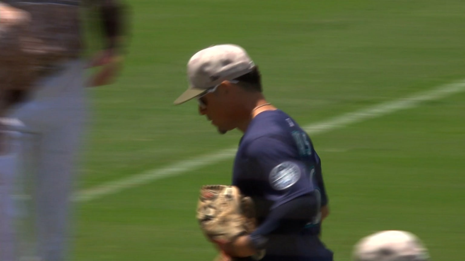 Leo Rivas' off-balance throw ends jam in 2nd | 05/18/2025 | Seattle ...