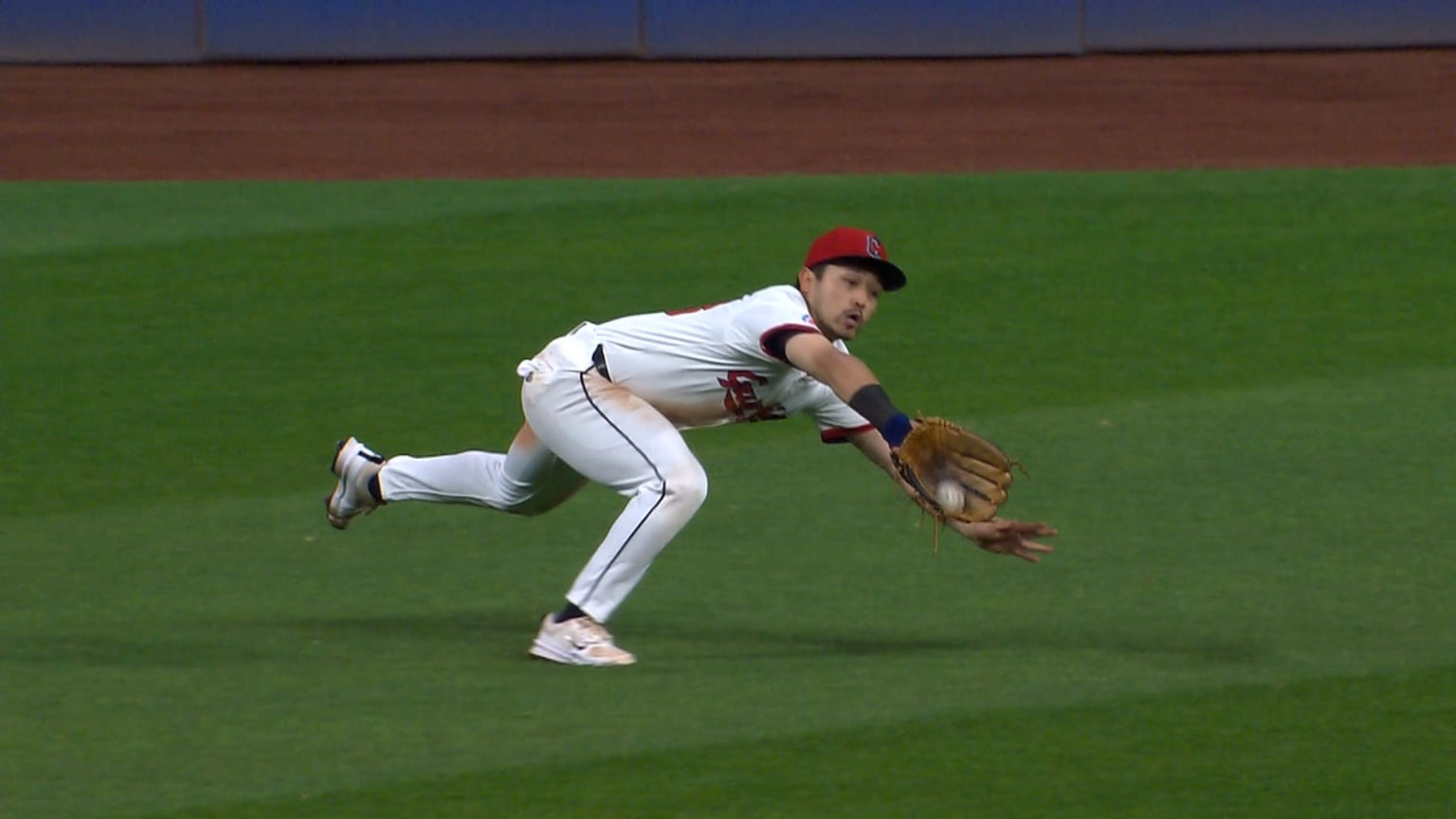 Steven Kwan's diving catch | 04/21/2025 | Cleveland Guardians