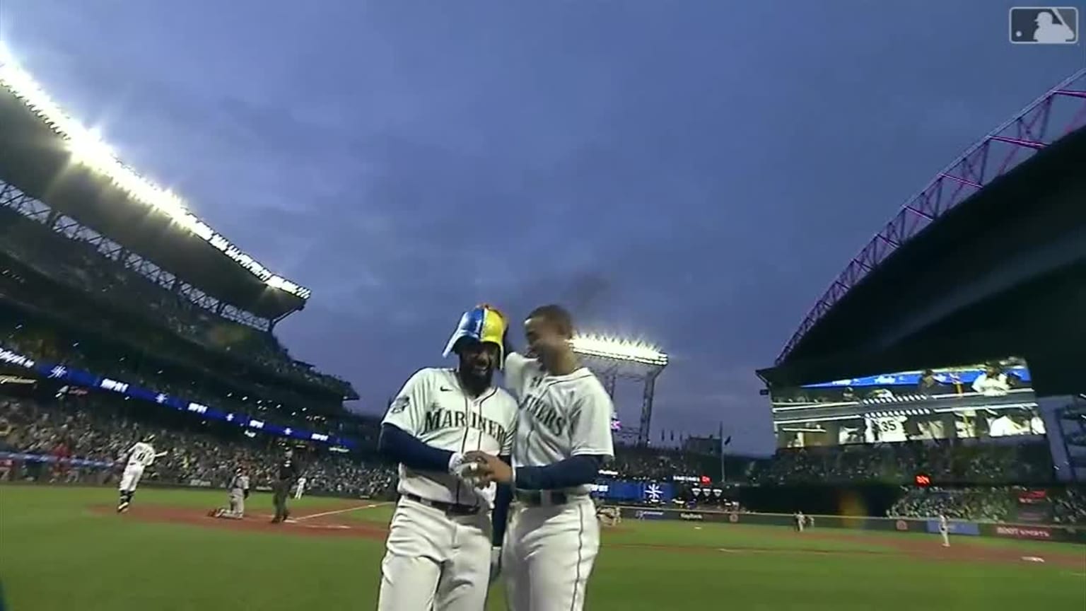 Teoscar Hernández mashes a monster solo home run | 04/21/2023 | Seattle ...