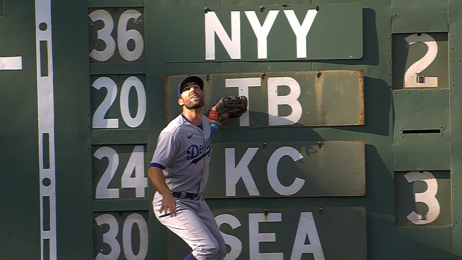 Chris Taylor's leaping catch, 08/26/2023