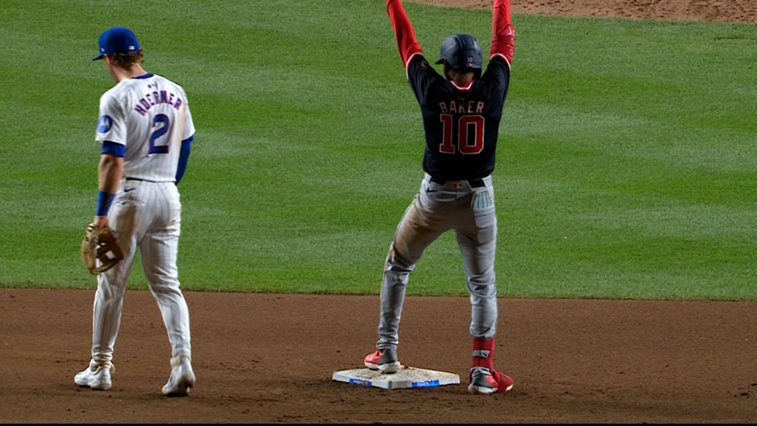 Darren Baker doubles for his third hit of the night 19/09/2024 Los Nationals de Washington