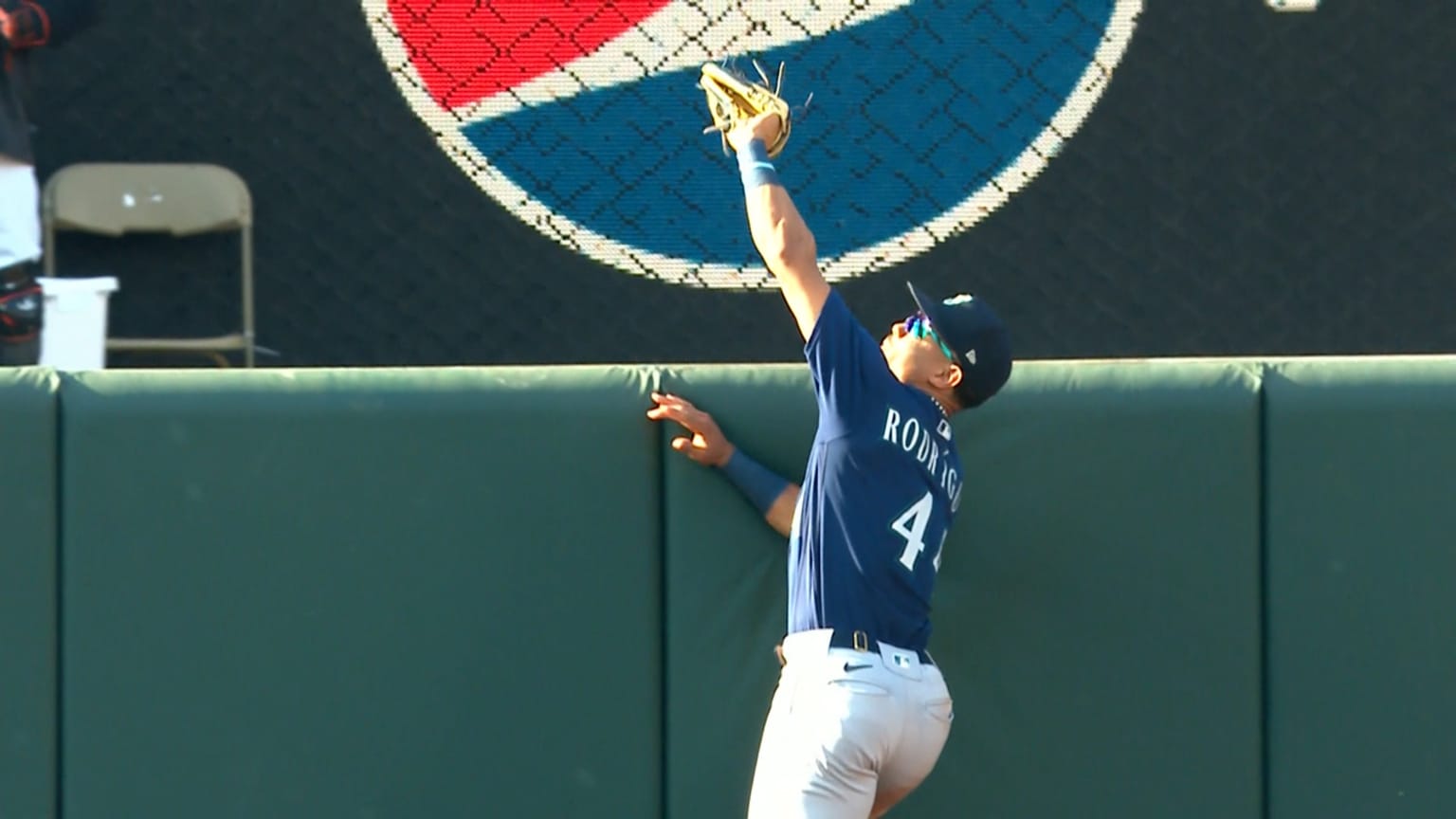 Rodríguez makes a crazy home run snag in the 7th | 06/24/2023 | Seattle ...