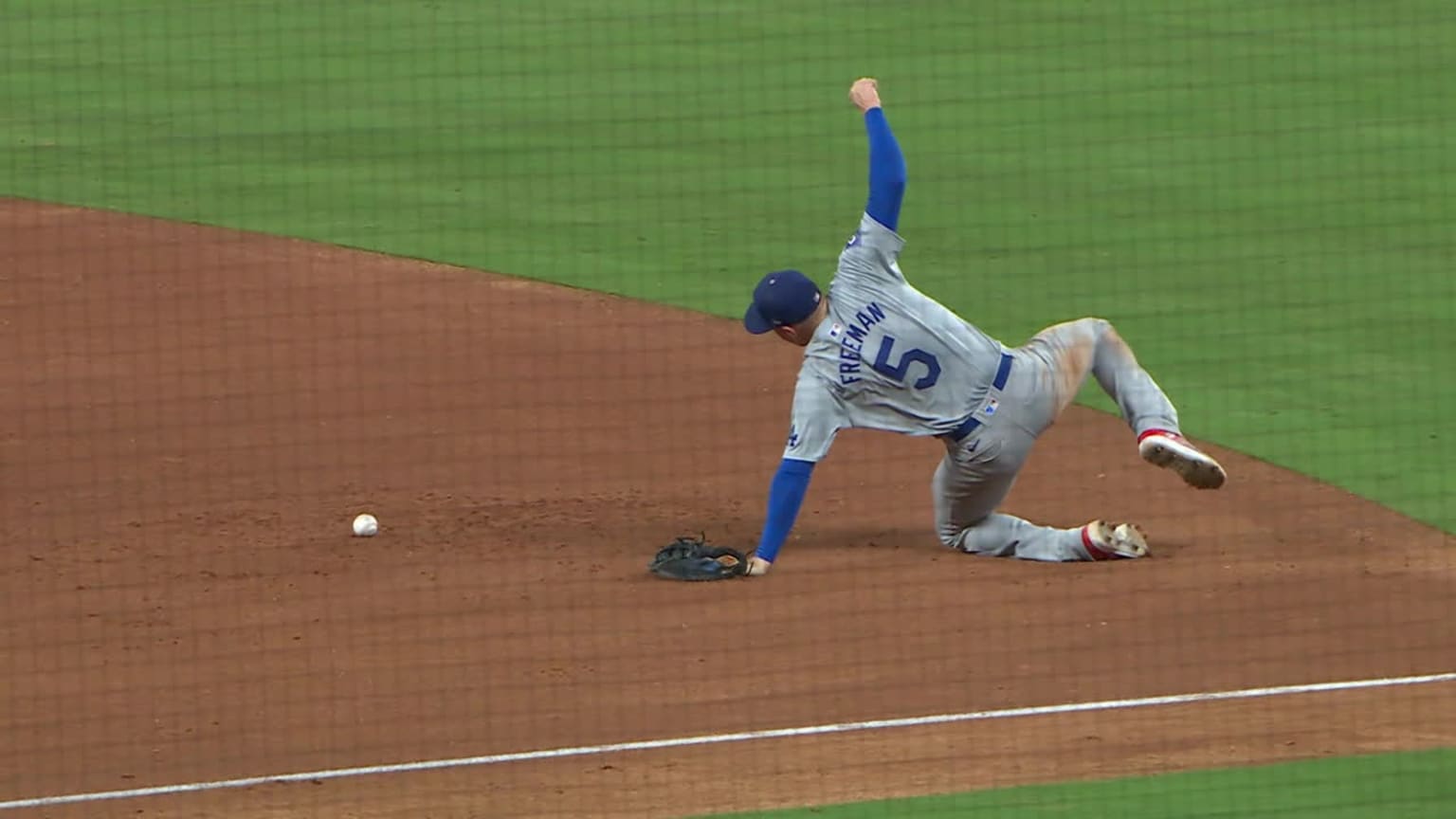 Freddie Freeman exits game with a finger injury