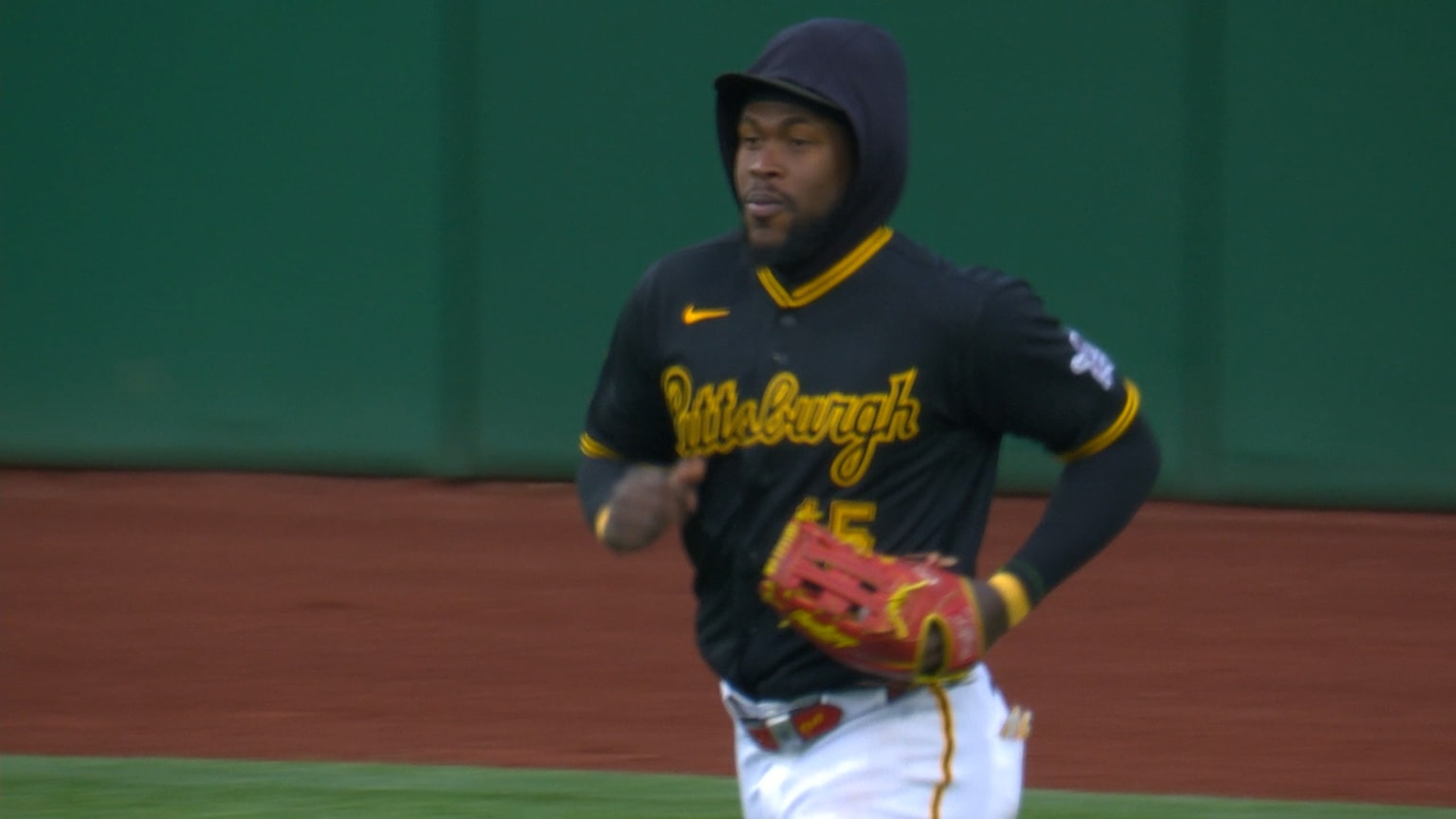 Oneil Cruz's nifty leaping catch | 05/02/2026 | Pittsburgh Pirates