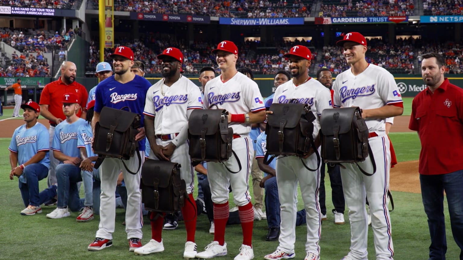 The Rangers recognize their AllStars before the game 07/03/2023