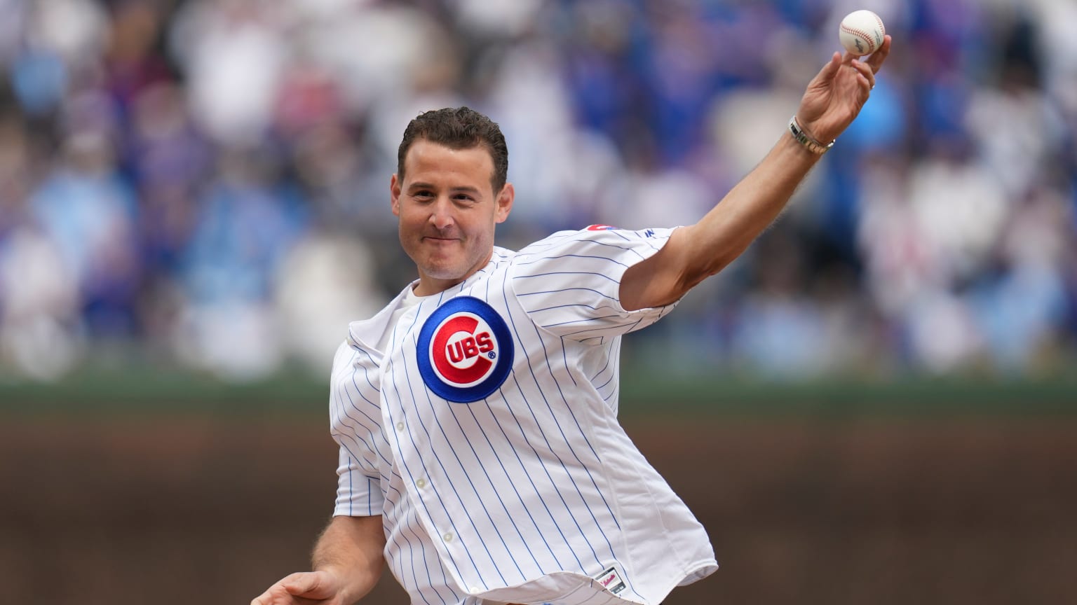 Anthony Rizzo throws out the first pitch at Wrigley | 03/26/2026 | MLB.com