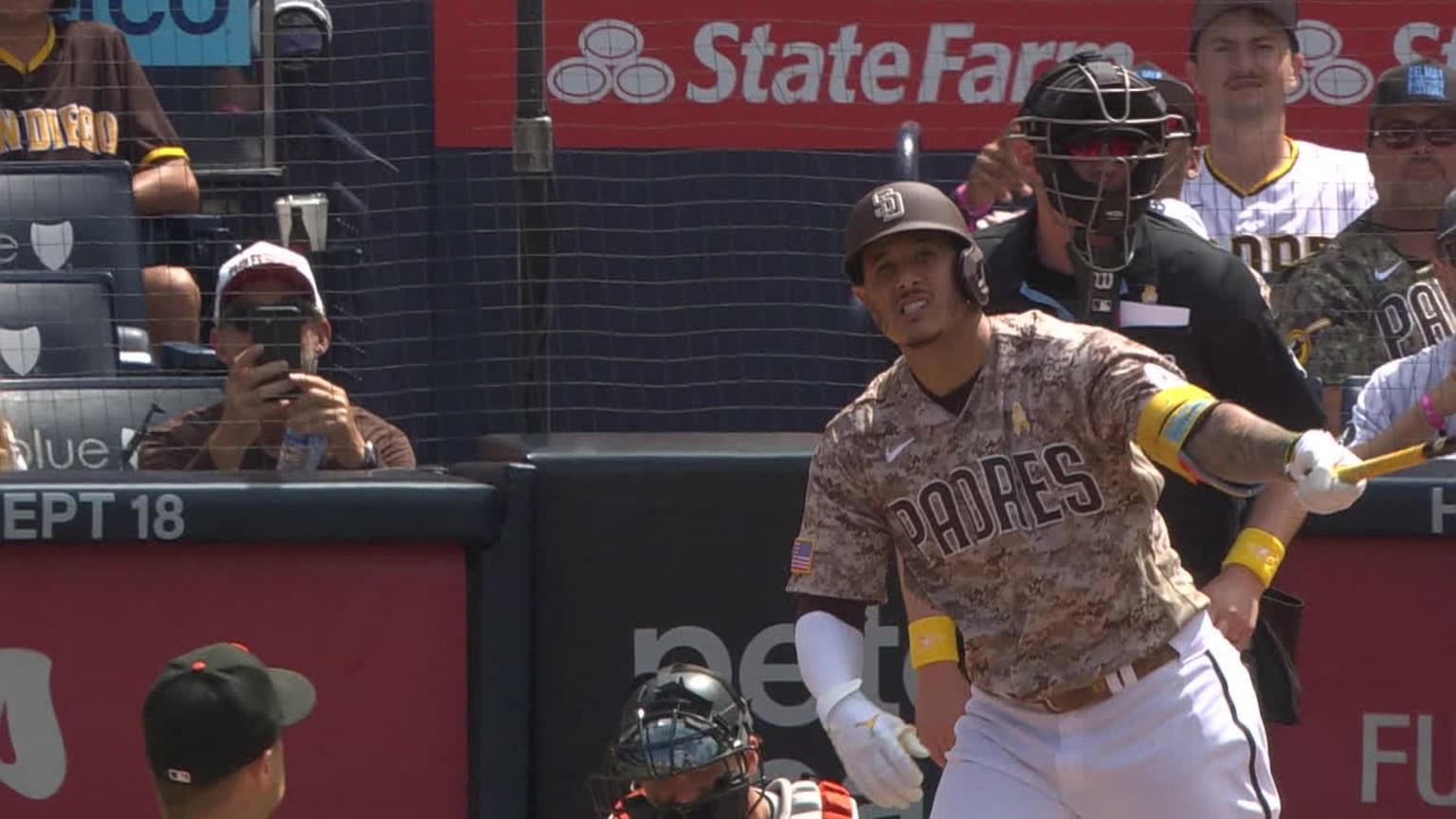 Manny Machado knocks a solo home run to right-center field, extending  D.R.'s lead to 6-0