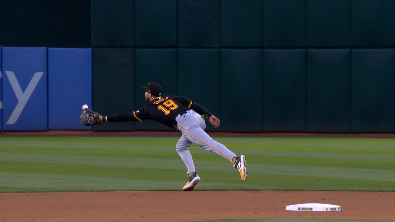 Jared Triolo makes a spectacular juggling catch 04/30/2024
