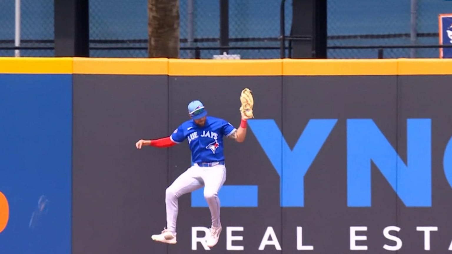 Nathan Lukes' leaping snag | 03/15/2026 | Toronto Blue Jays