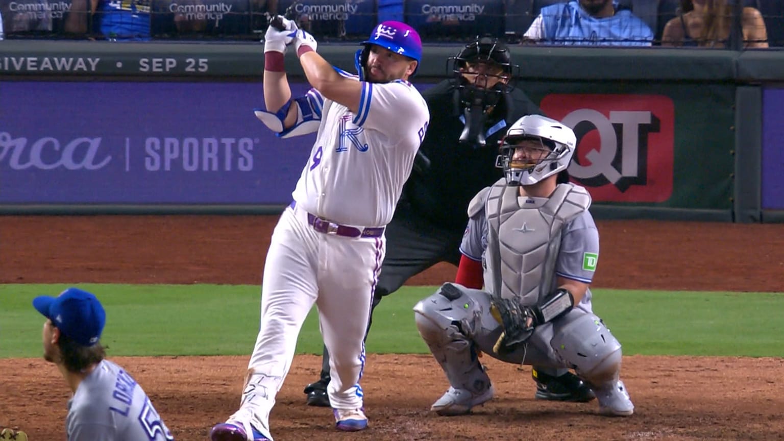 Vinnie Pasquantino lines a solo home run down the right-field line, shortening the gap for the Royals 9-2 in the bottom of the 9th inning